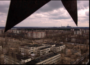 Ein Blick von einem der Hochhäuser von Pripyat auf die Stadt - unter den Zacken eines alten Sowjetssterns: Foto Nikola Kuzmanic