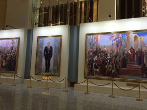 Neben den Großen der Geschichte Kasachstans hat sich auch der aktuelle Präsident Nasarbajew im Nationalmuseum von Astana bereits verewigt 