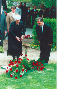 Stasi-General Gerhard Neiber, einer von Mielkes Stellvertretern, verneigt sich vor seinem Grab 
