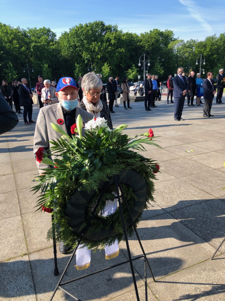 Ein sowjetischer Kriegsveteran bei der Gedenkfeier der Botschaft der Ukraine zum "Tag der Erinnerung und Versöhnung" am 8. Mai 2020 in Berlin 
